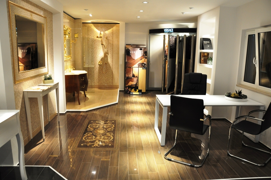 Spazio interno con illuminazione e arredo